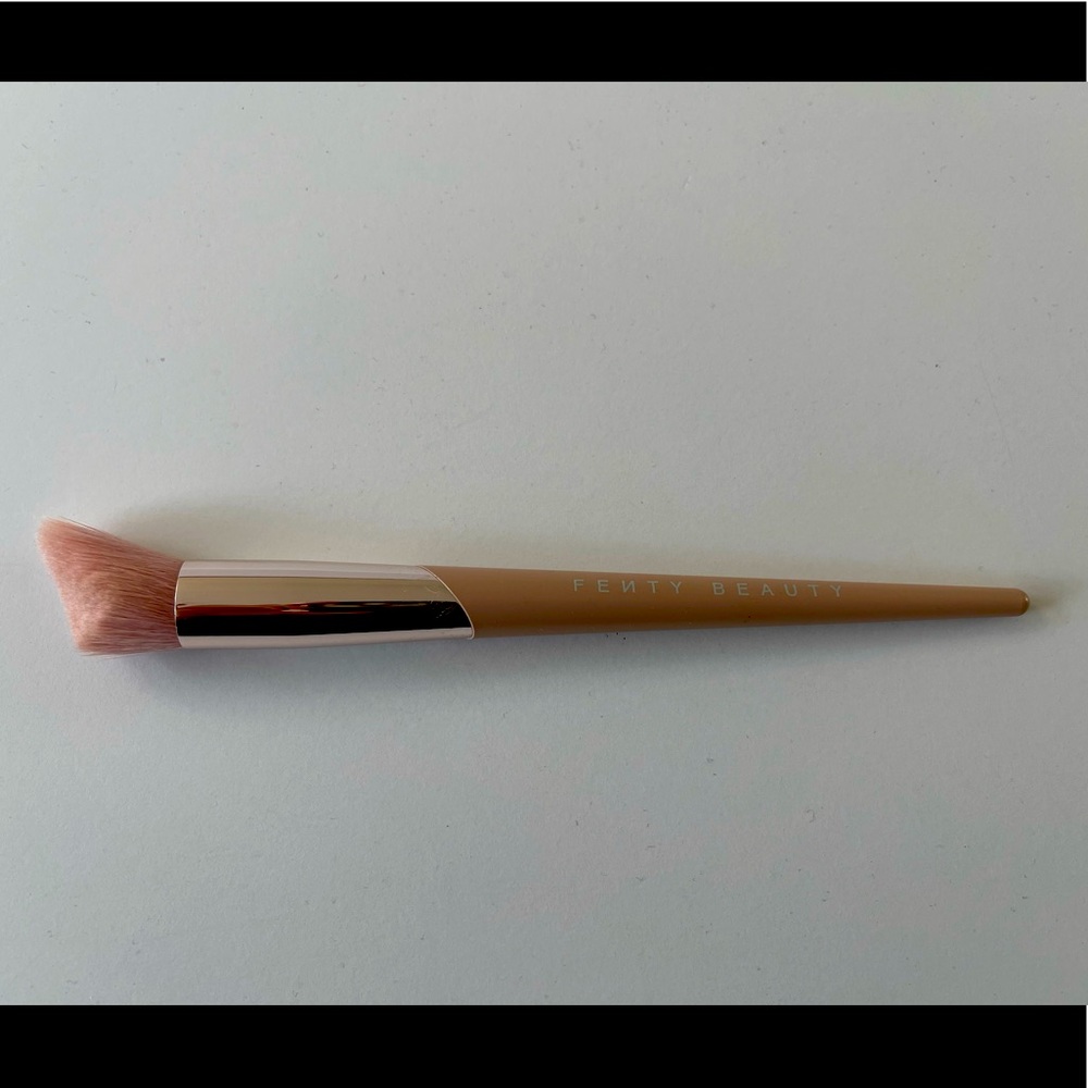 Fenty Beauty Highlighter Brush